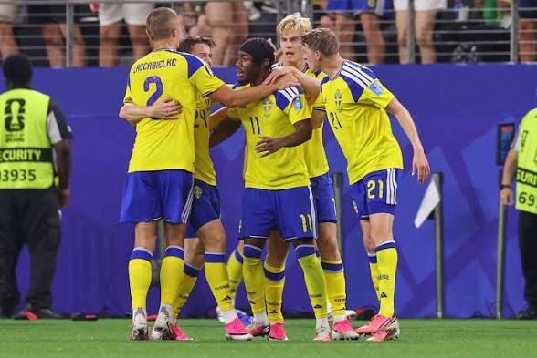 images Japan vs Sweden World Cup 2026 Anthony Elanga Equalizer Celebration Sweden forward Anthony Elanga wearing a black headband is embraced and celebrated by teammates Gustaf Lagerbielke and Dejan Kulusevski at the 2026 FIFA World Cup.